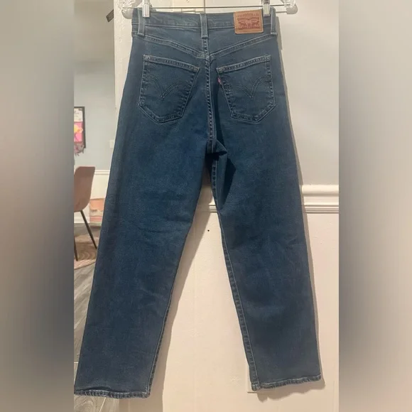 Women’s Levi’s Ribcage Straight Ankle Jeans - Picture 3 of 5